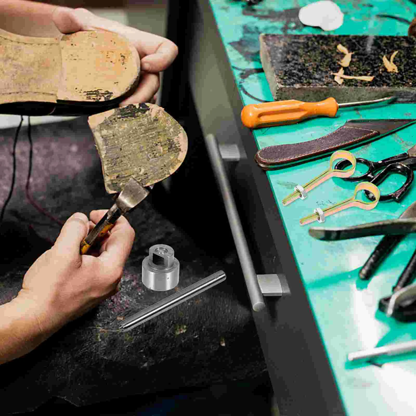 Рисунок 2 - Маленькие переносные крючки для шнурков