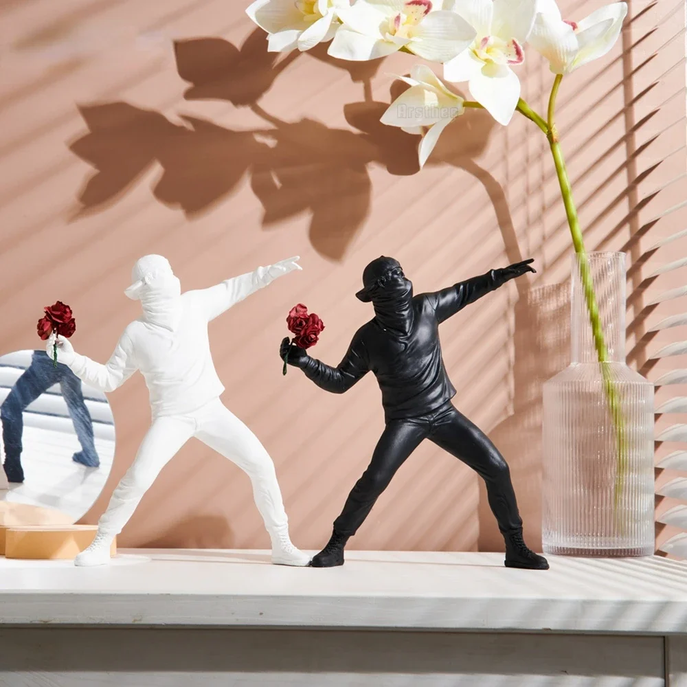 

Banksy Sculptures Flower Thrower Statue Bomber Home Decoration Desk Accessories Collectible Figurine Decorative Interior