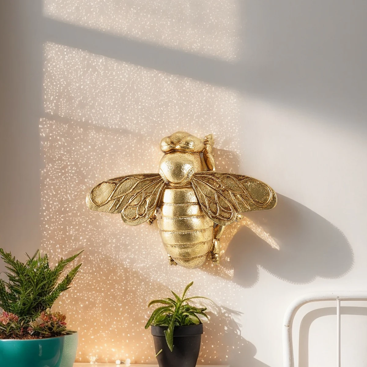 1PC, a unique and creative golden bee-shaped wall decoration craft wall hanging