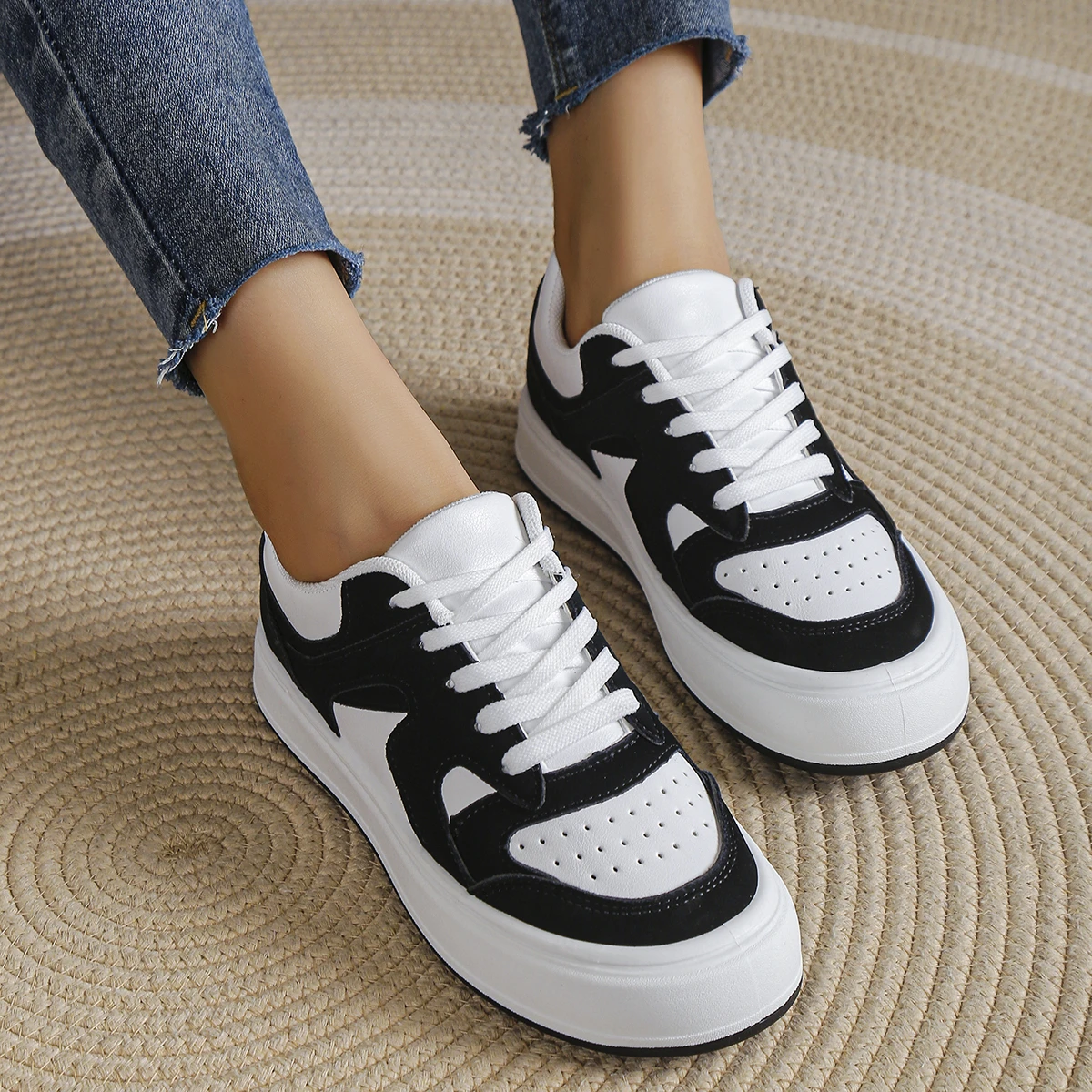 Spring and Autumn Elegant Round Head Lace Breathable Running Sports and Leisure Shoes  Fashionable New Comfortable Women's Shoes