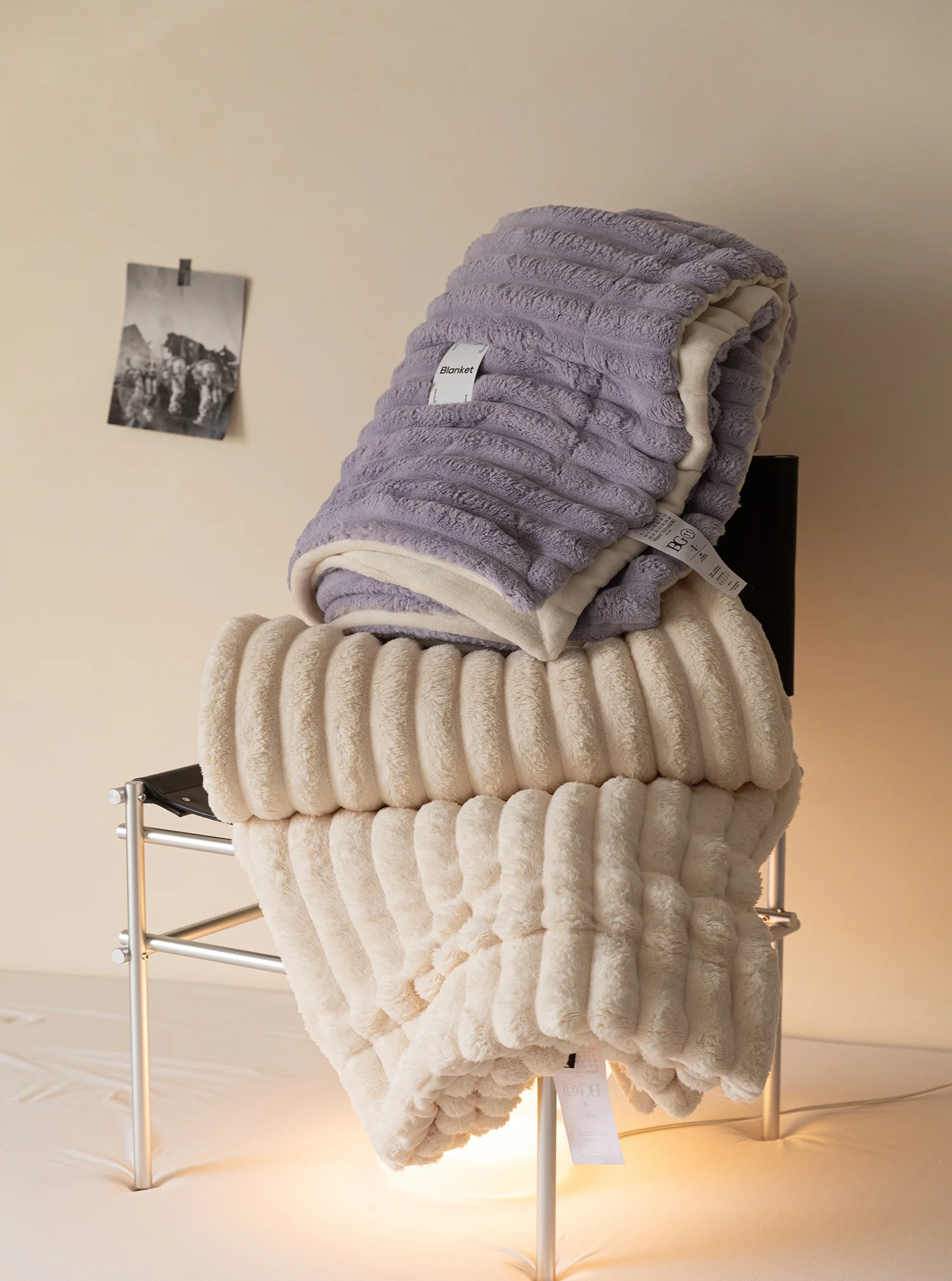 ���ΰ� ��Ÿ�� ��Ʈ�� �׸��� 3 ���� ��Ʈ������ ��ī�� ��� ������ �ܿ� ��Ʈ ������ �ܿ� ħ�� ���� ��� ��