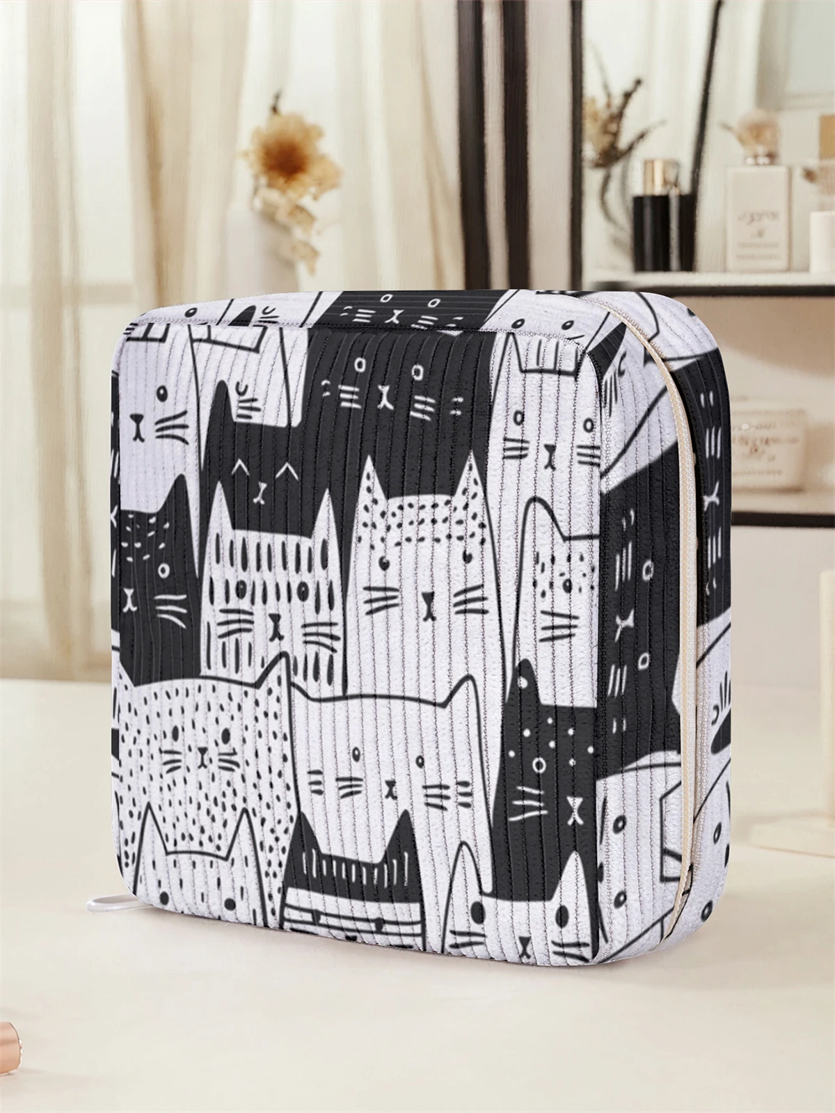 Cartoon cat pattern printed sanitary napkin storage bag, women's lightweight tissue bag, sanitary tissue bag