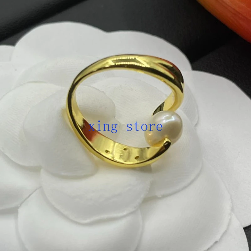 2024 Fashion New Classic Round Cut Crystal Inlaid Geometric Women's Ring