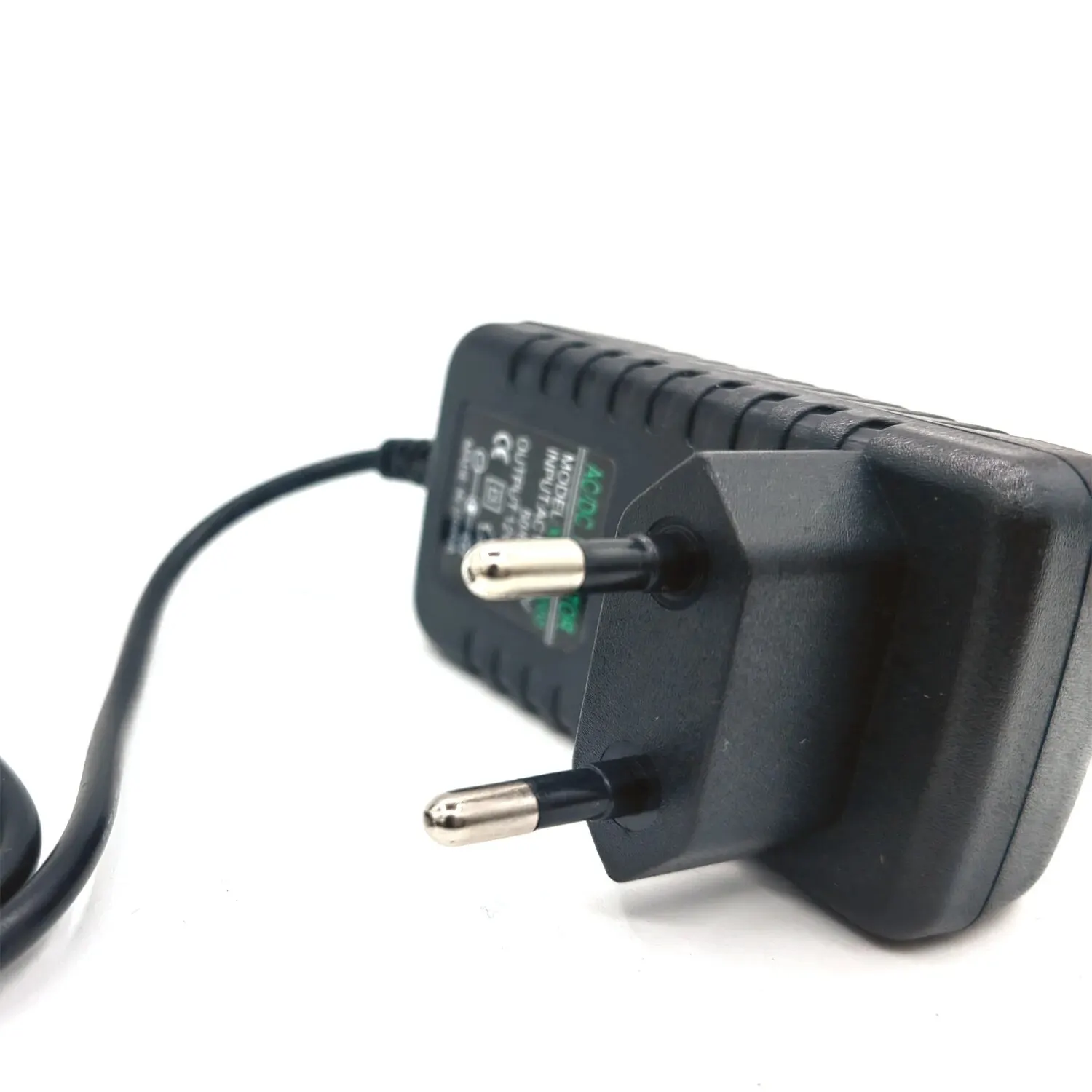 Toma en ángulo del adaptador de corriente con cable