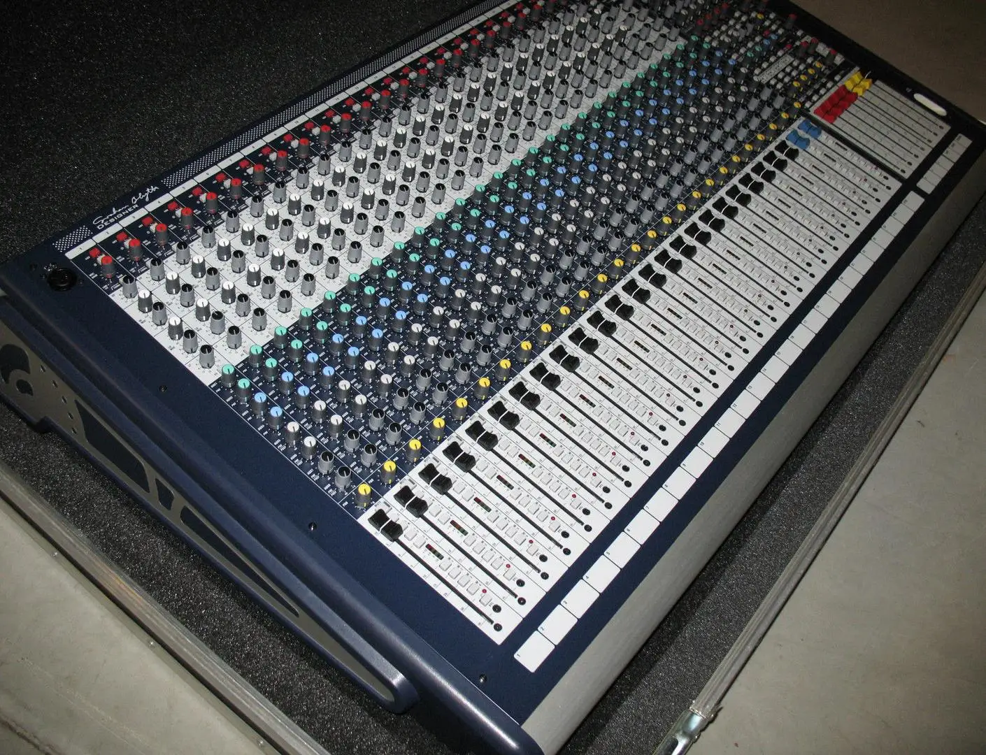 

Высокопроизводительный 24-канальный микшер Soundcraft GB4 24