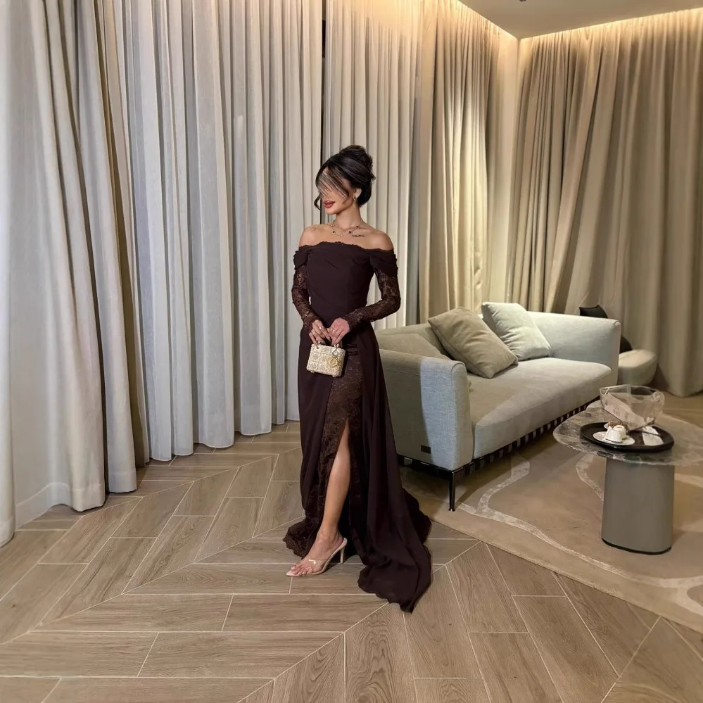 فستان أوف شولدر بني بتفاصيل دانتيل وقصة فاخرة