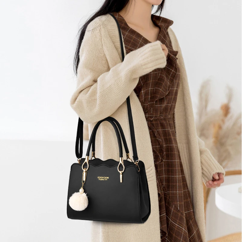 River Island - Sac porté épaule en imitation daim avec bandoulière