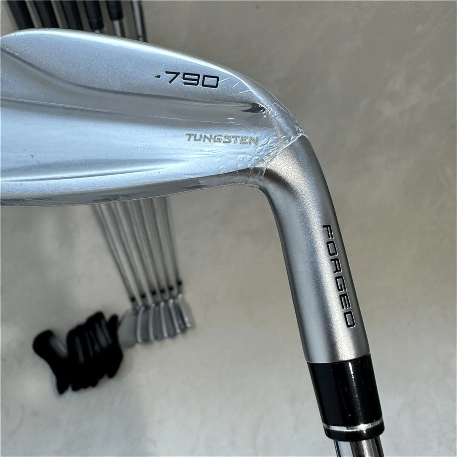 

Men Golf club 790 Golf irons Professional player Iron Set 4-9 P (7pcs) With Steel/Graphite Shaft Head Cover