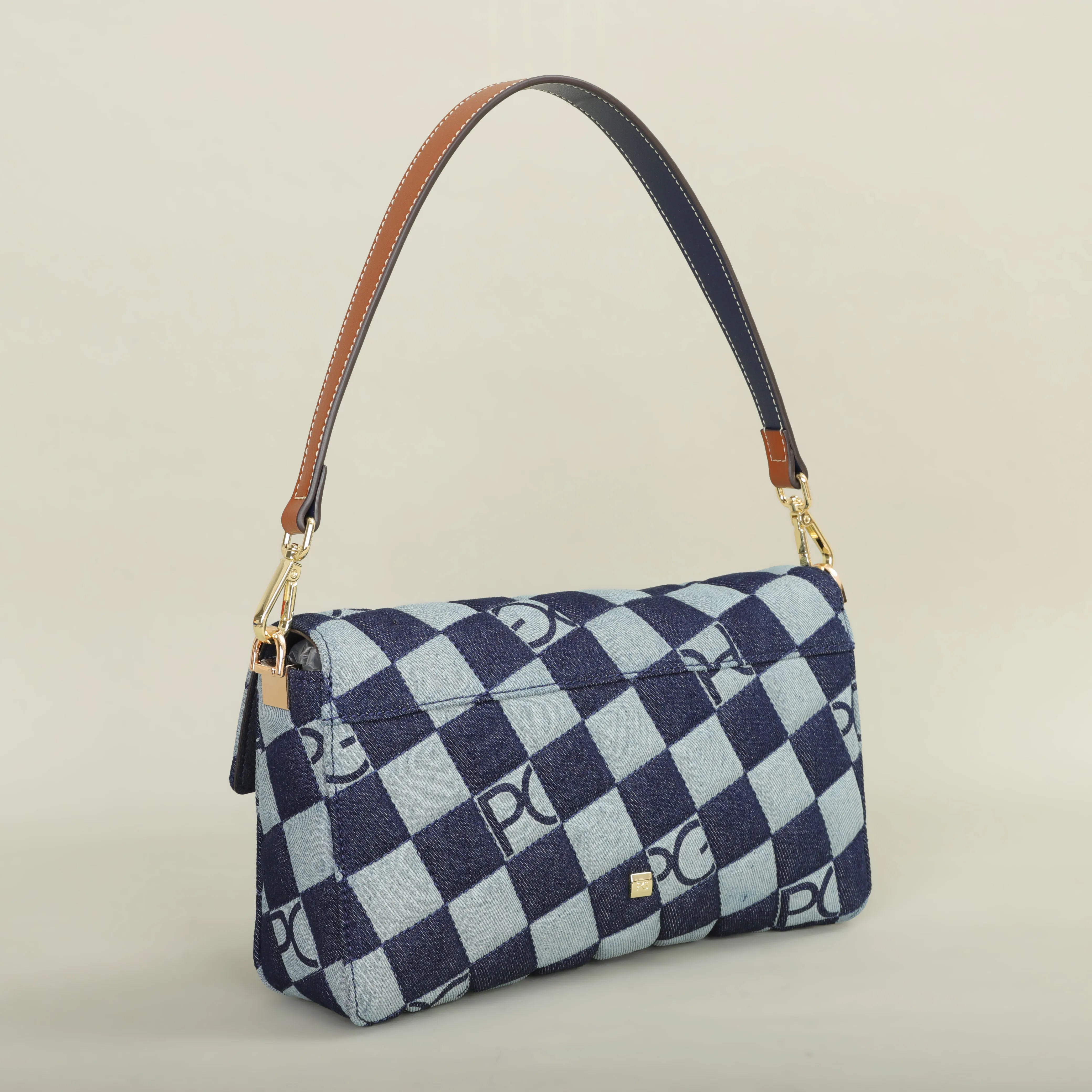 Elegant bag with secure closure