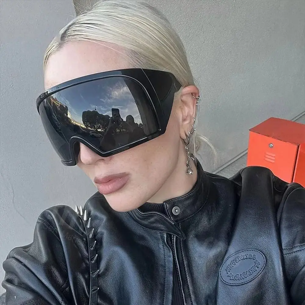 Women's Punk Luxury UV400 Gradient Mirror Oversized One Piece Sunglasses main image 1