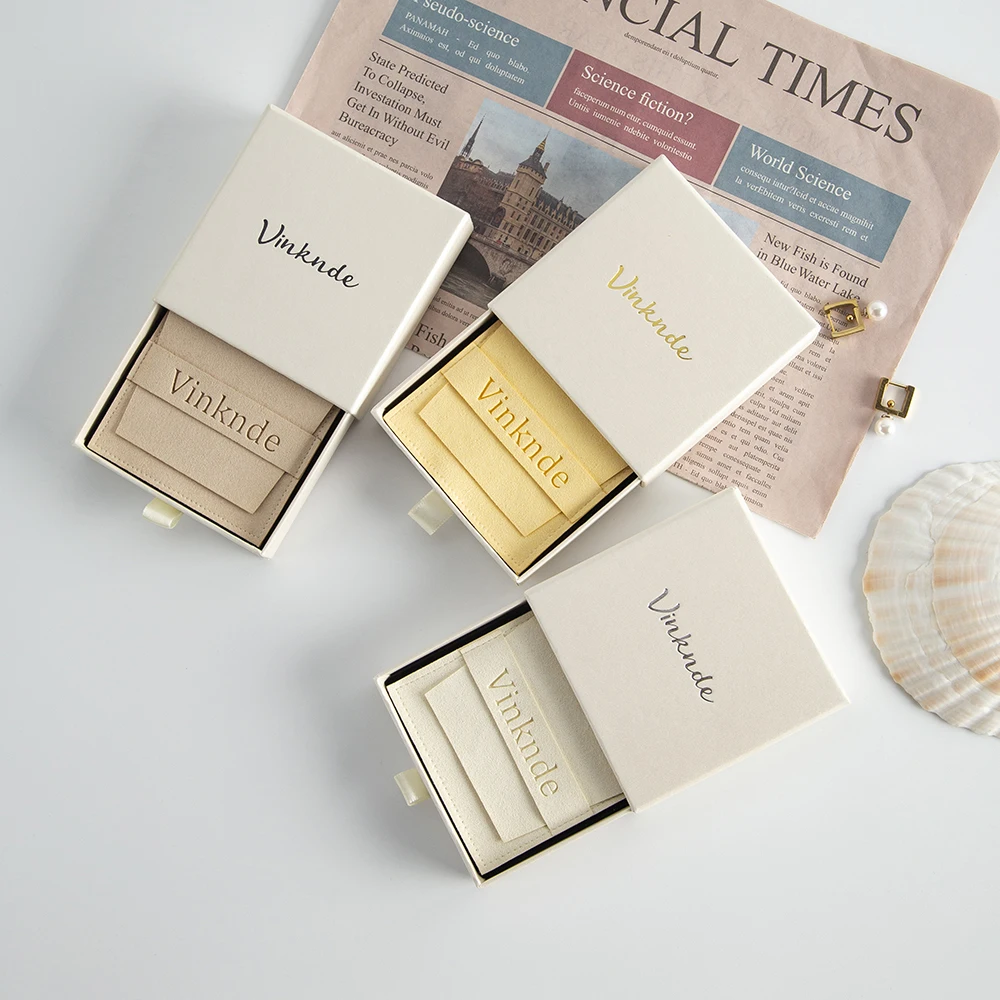 Schmuckschubladenbox mit individuellem Logo (9x9x2,5 cm) und personalisiertem Mikrofaserbeutel (8x8 cm) aus Wildlederimitat für Ringe und Ohrringe – Detail 3