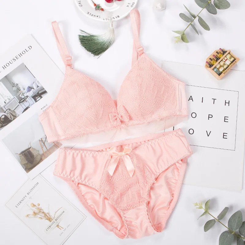 Комплект женского кружевного нижнего белья с чашками пуш-ап |