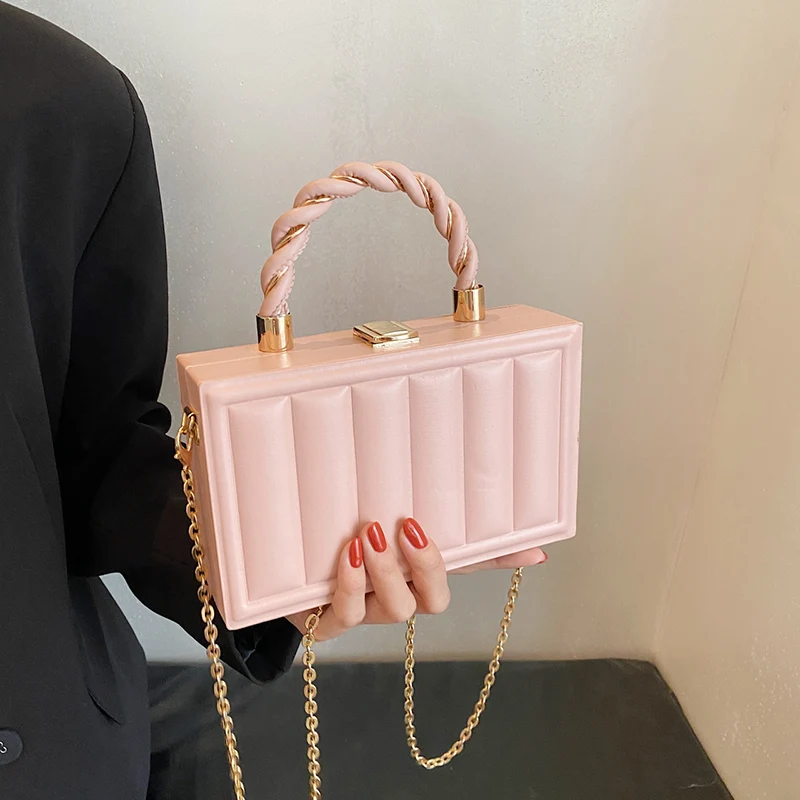 Louis Vuitton lanza bolsa en forma de corazón de la colección Crucero 2021