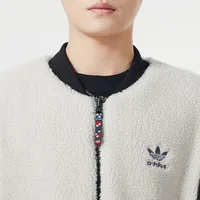 Adidas a recouvert la veste de survêtement décontractée et ample en laine d'agneau des deux côtés du modèle IX4214. 6