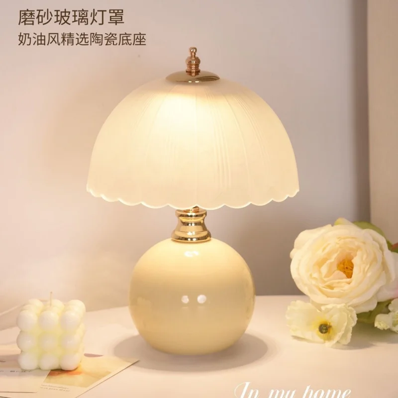 Cream style retro high-grade light luxury table lamp bedroomnew bedside table mushroom atmosphere small night lamp