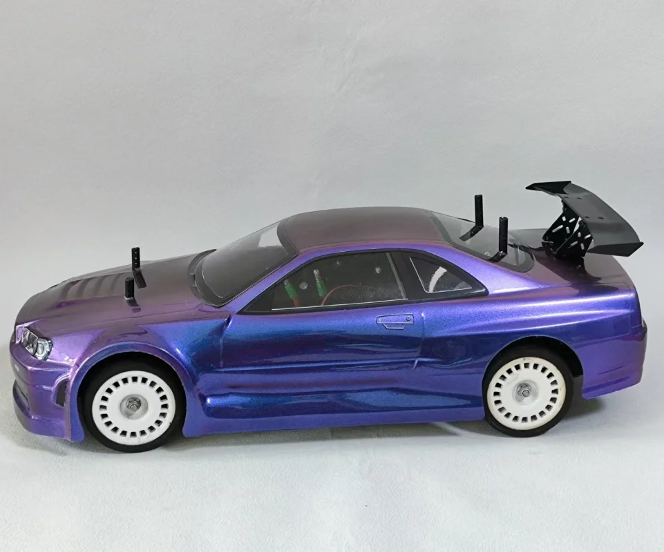 Détail des fixations et découpes de la carrosserie voiture RC 1/10 polycarbonate Lexan.