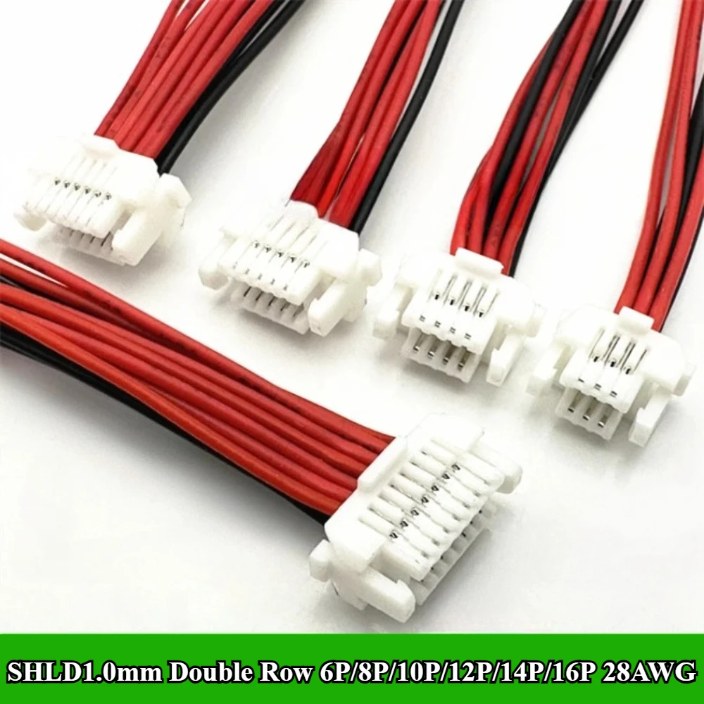 Lot de 10 connecteurs RJ45 mâle 8P8C pour câble Ethernet, disposés en rangée sur une surface claire.
