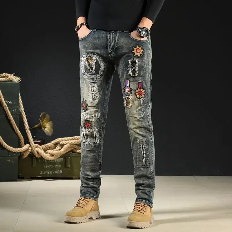 thumbnail image 1 of Pantalones vaqueros para hombre con parches rotos y agujeros, pantalones vaqueros ajustados para hombre, ajustados, ajustados, con gráficos retro rotos, moda 2024, 1 of 5