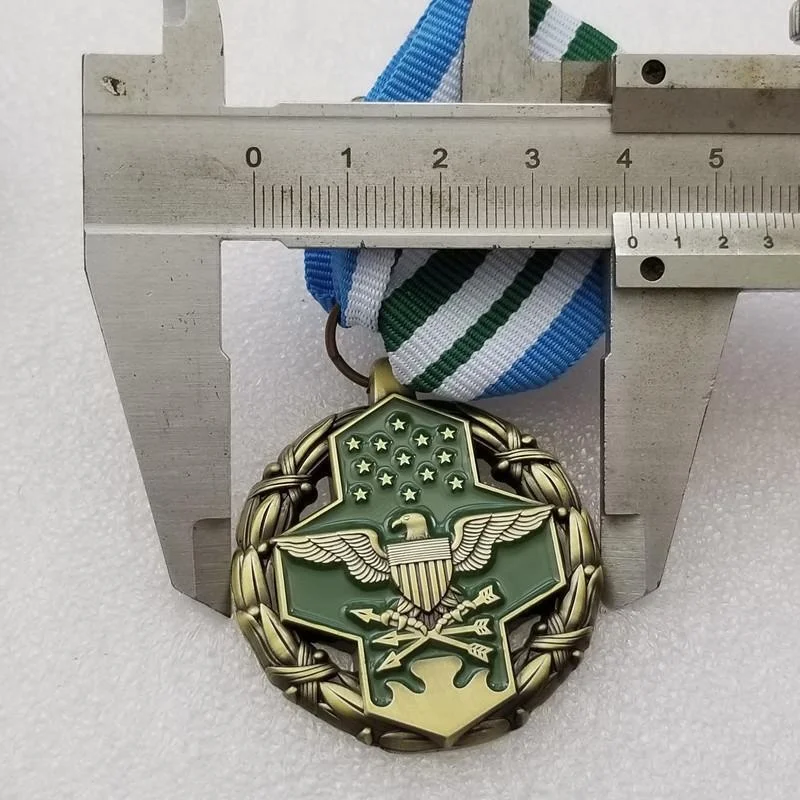 1 szt. Replika odznaki wojskowej USA z okresu II wojny światowej, znak Sił Zjednoczonych, medal kolekcjonerski, rekwizyt filmowy, akcesoria do dekoracji domu