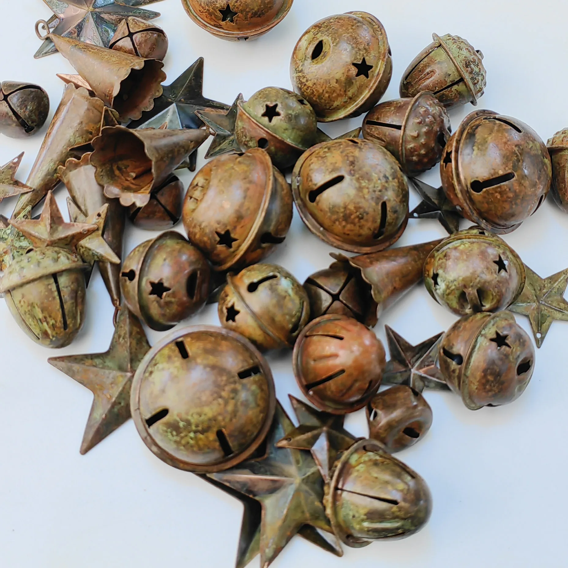 20 pc Country Primitive Rusty Acorn Jingle Bells Rustic Farmhouse Home  Decor for Christmas Crafting Autumn (Rusty Acorn Bells)