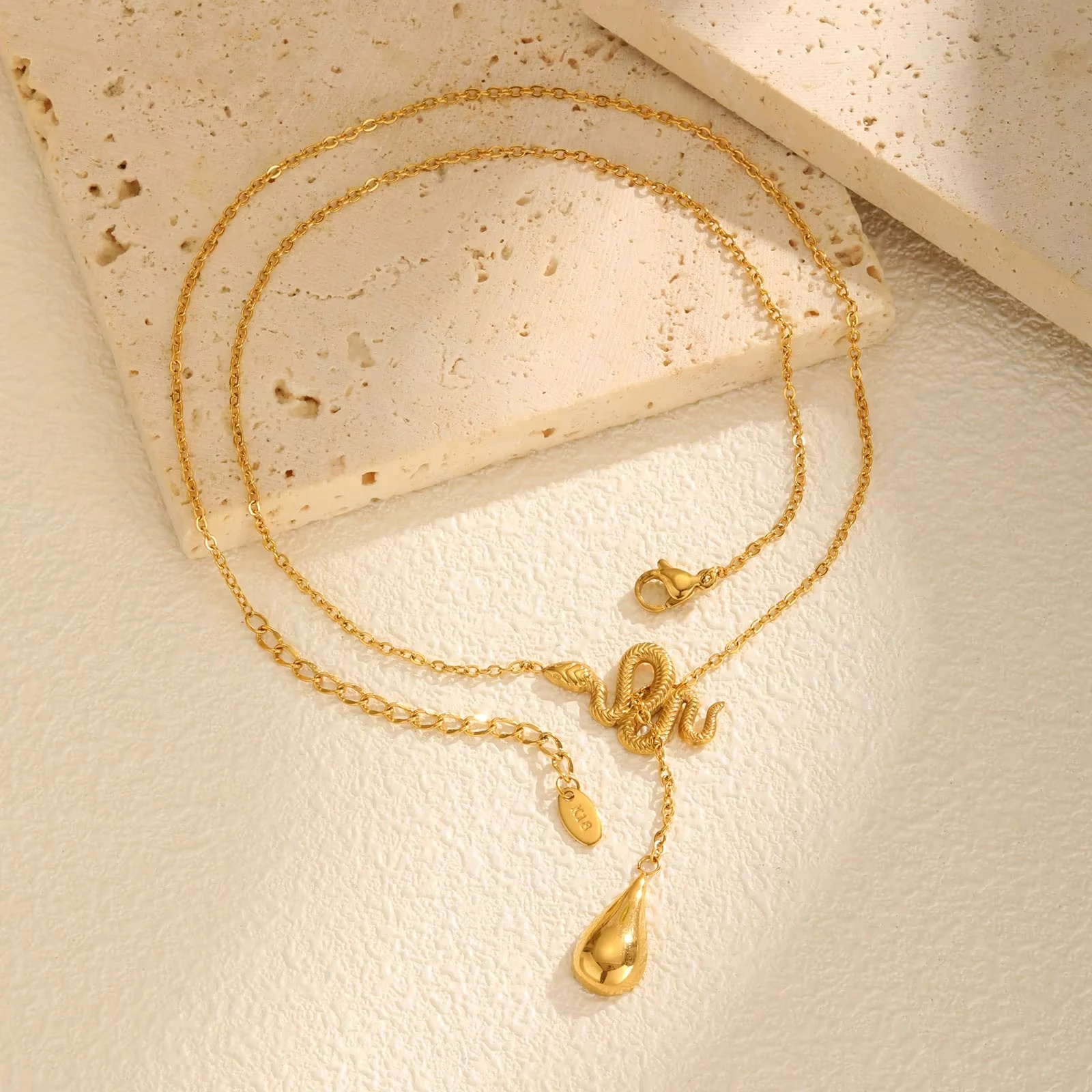Neu in kleiner Luxus-Halskette mit schlangenförmigem Anhänger für Frauen, goldfarbene Edelstahl-Kettenhalskette, Sommerschmuck-Geschenk – Detail 7