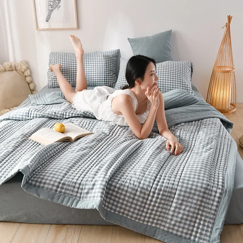Lightweight Quilted Summer Blanket - Soft, Breathable, and Washable Queen Size Duvet