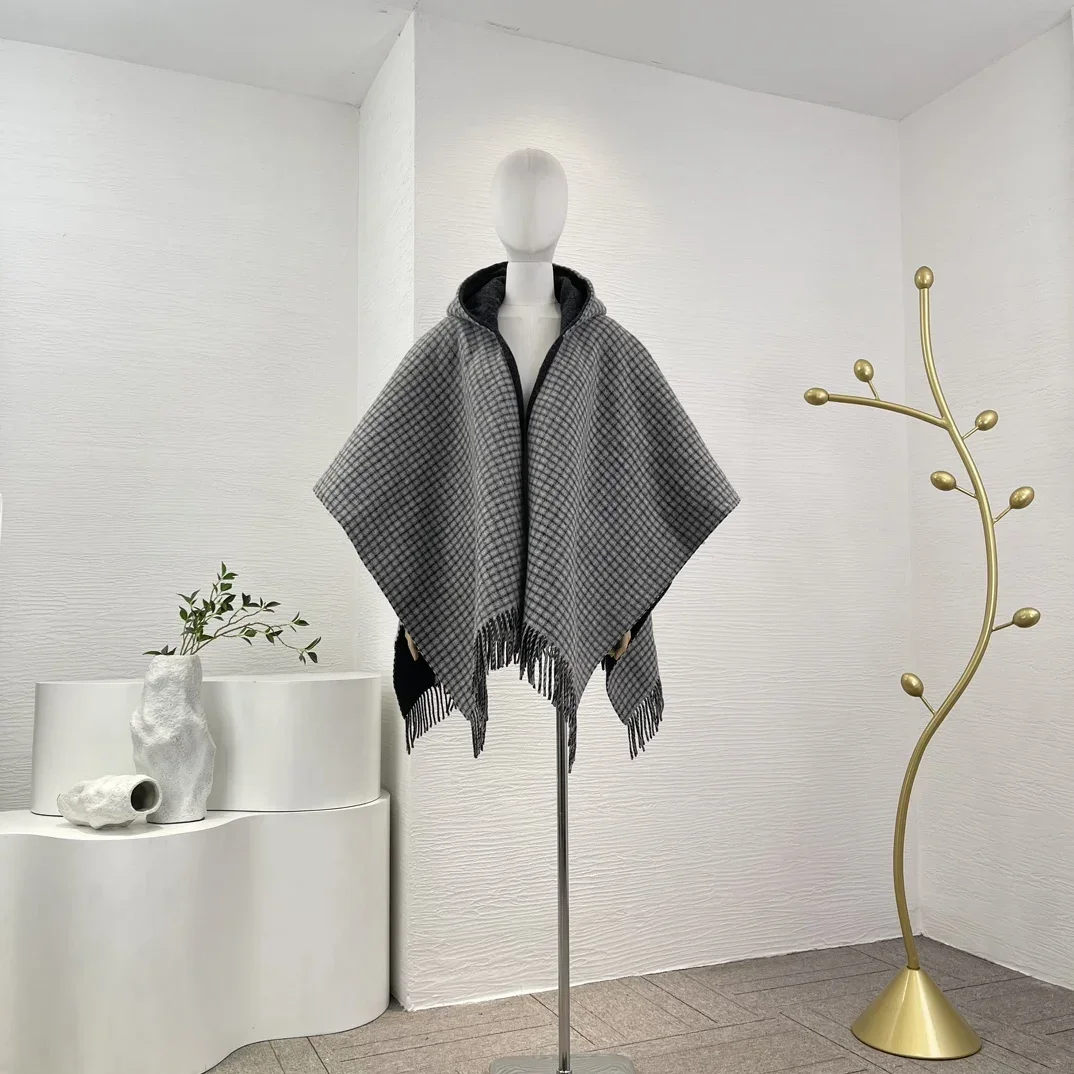 

Разнообразные серые, хаки, коричневые, цвета слоновой кости, пончо с кисточкой, зимняя фотография