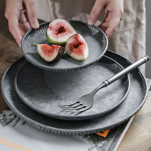 내구성 있는 철재와 레트로 스타일의 매력이 어우러진 다목적 트레이