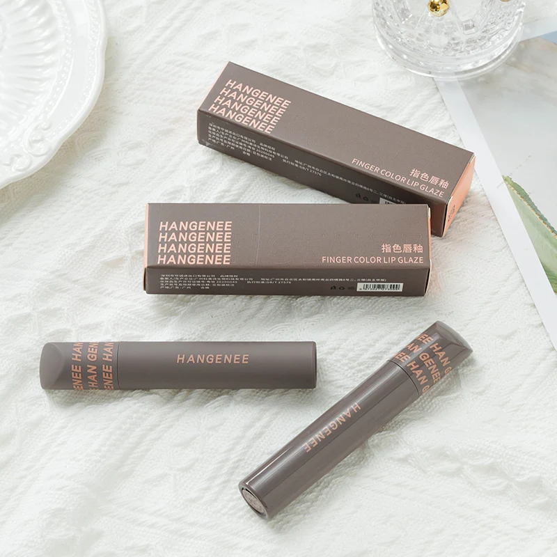 Velvety Matte Lip Gloss for a Long-Lasting Retro Charm