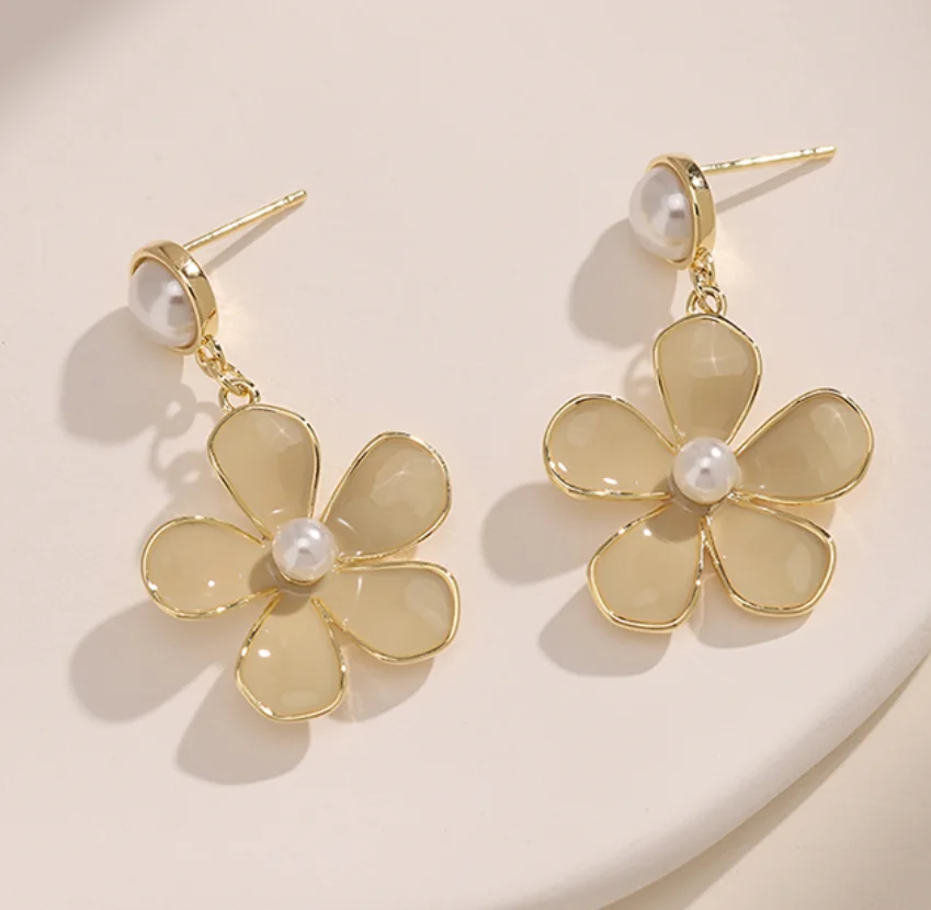 2022 new Simple copper gold plated pearl flowers S925 silver needle Earrings for women Fashion Jewelry