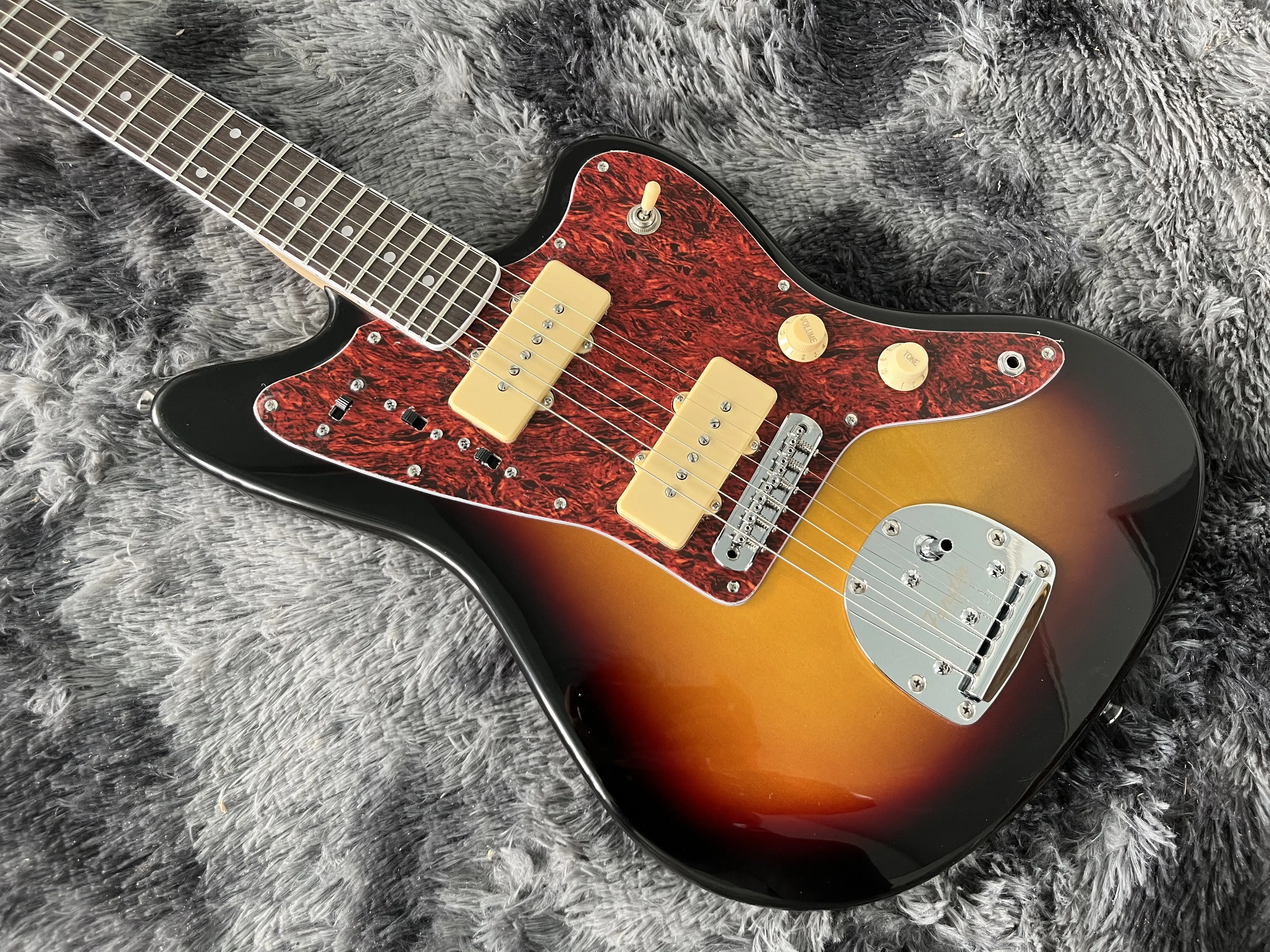 

Китайская OEM электрическая гитара Sunburst Color Jazz Master с деревянным корпусом и кленовым горлом