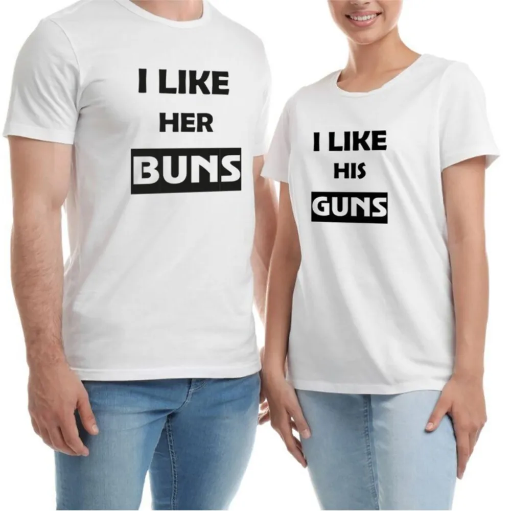 

Couples Matching T Shirt I Like Her Buns I Like His Guns Print Shirts Honeymoon Cotton Fashion Casual Top Tees Adult Tshirt