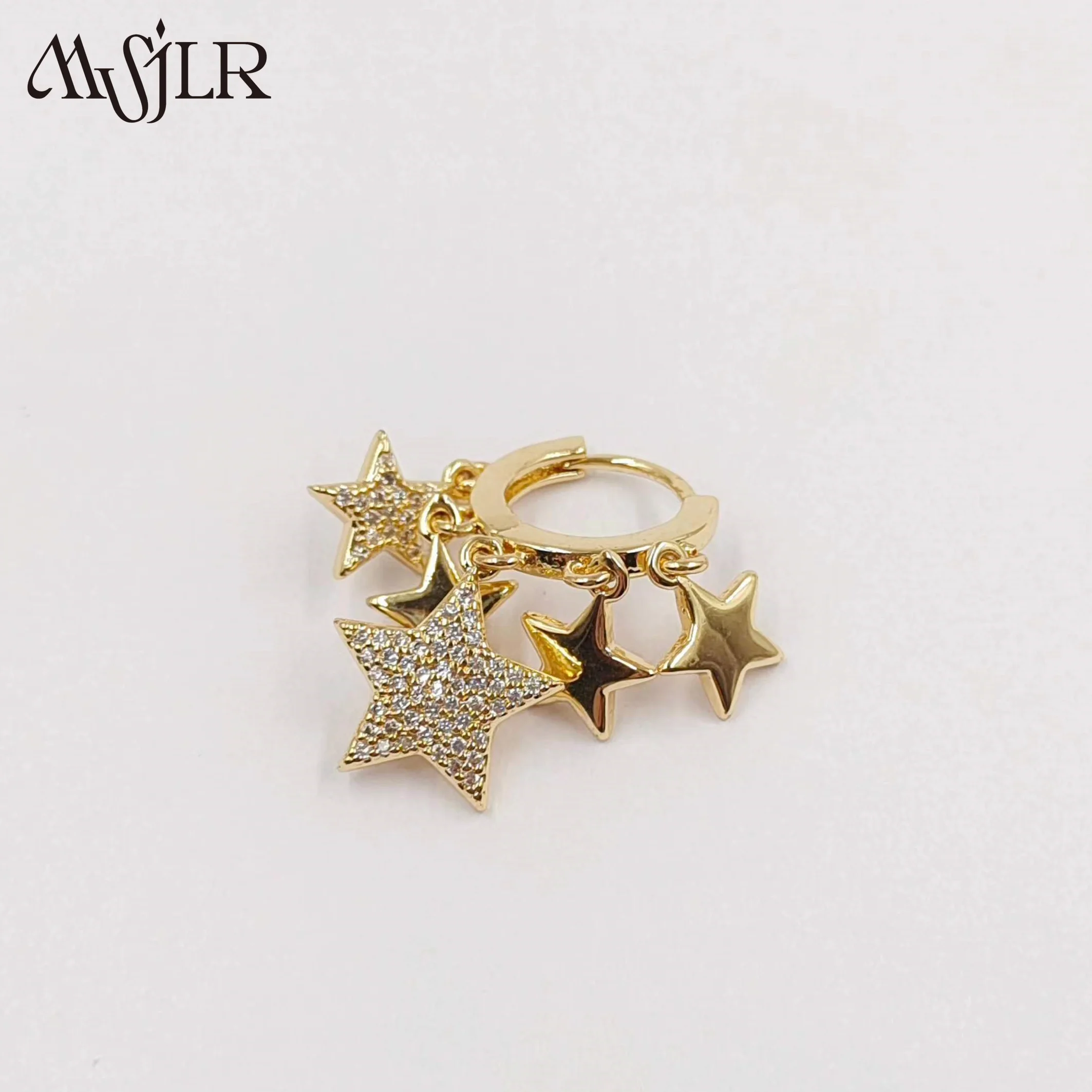 

Женское металлическое ювелирное изделие с покрытием из 18-каратного золота