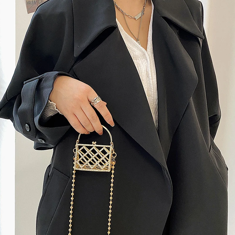 

Ажурная маленькая квадратная сумочка, новинка 2022, дизайнерская универсальная модная сумка-мессенджер на плечо, женская сумка с металлической текстурой и цепочкой