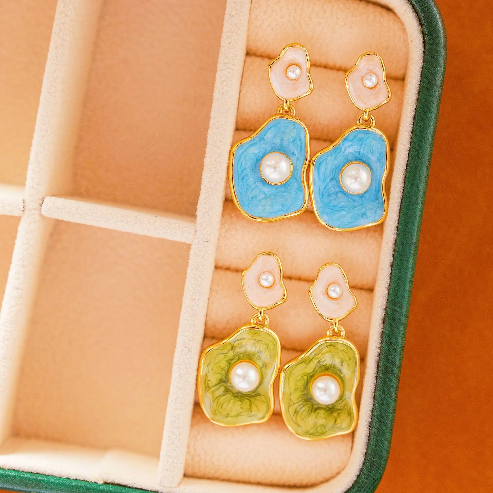 Simple Designer Lotus Leaf Stud Earrings for Women Fashion Statement Metal Flower White Pearl Earrings Ladies Party Gift Jewelry