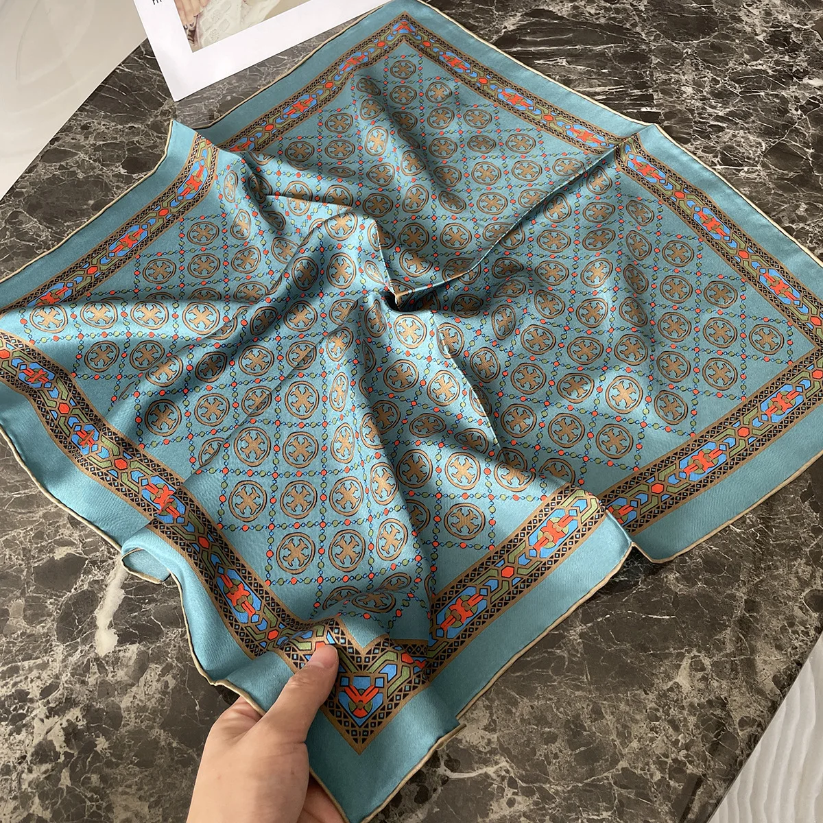 Elegant Versatile Silk Twill Scarf - Luxurious Heavyweight Mulberry 70 Square Fashion Accessory
