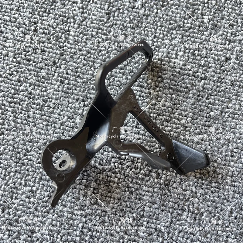 

Applicable to Yamaha R1 15-16-17 years ago brake oil cup holder oil pot shell pipe handle holder