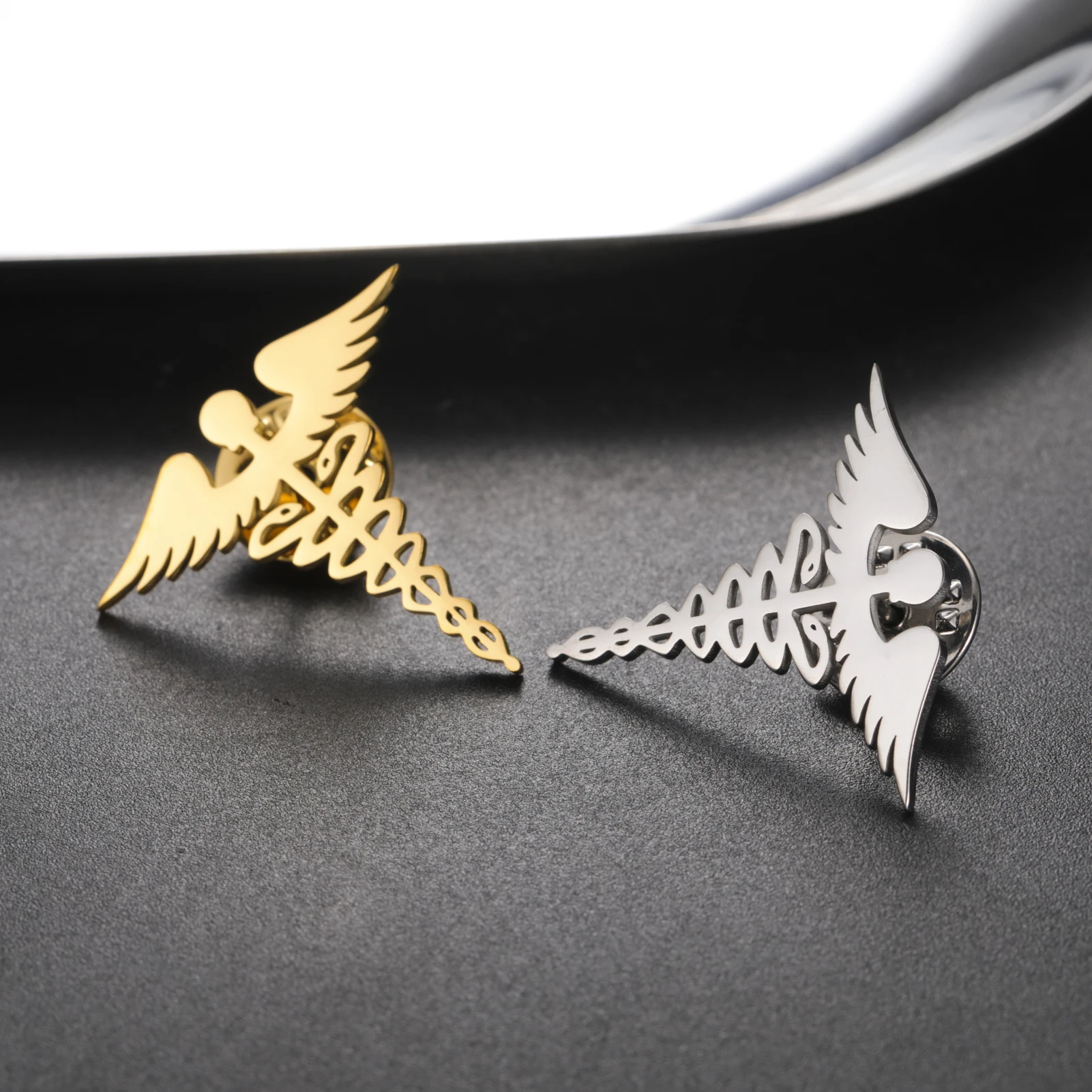 Broche caducée grecque dorée et argentée
