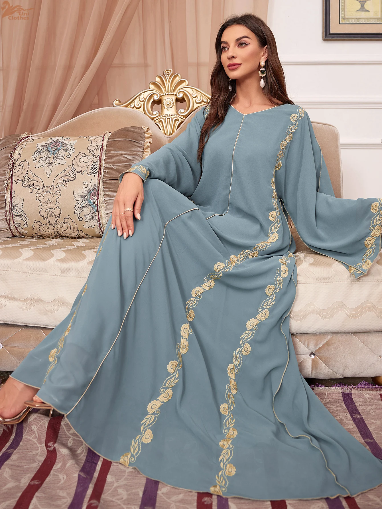 جلابية أزرق رمادي بتطريز ذهبي جانبي