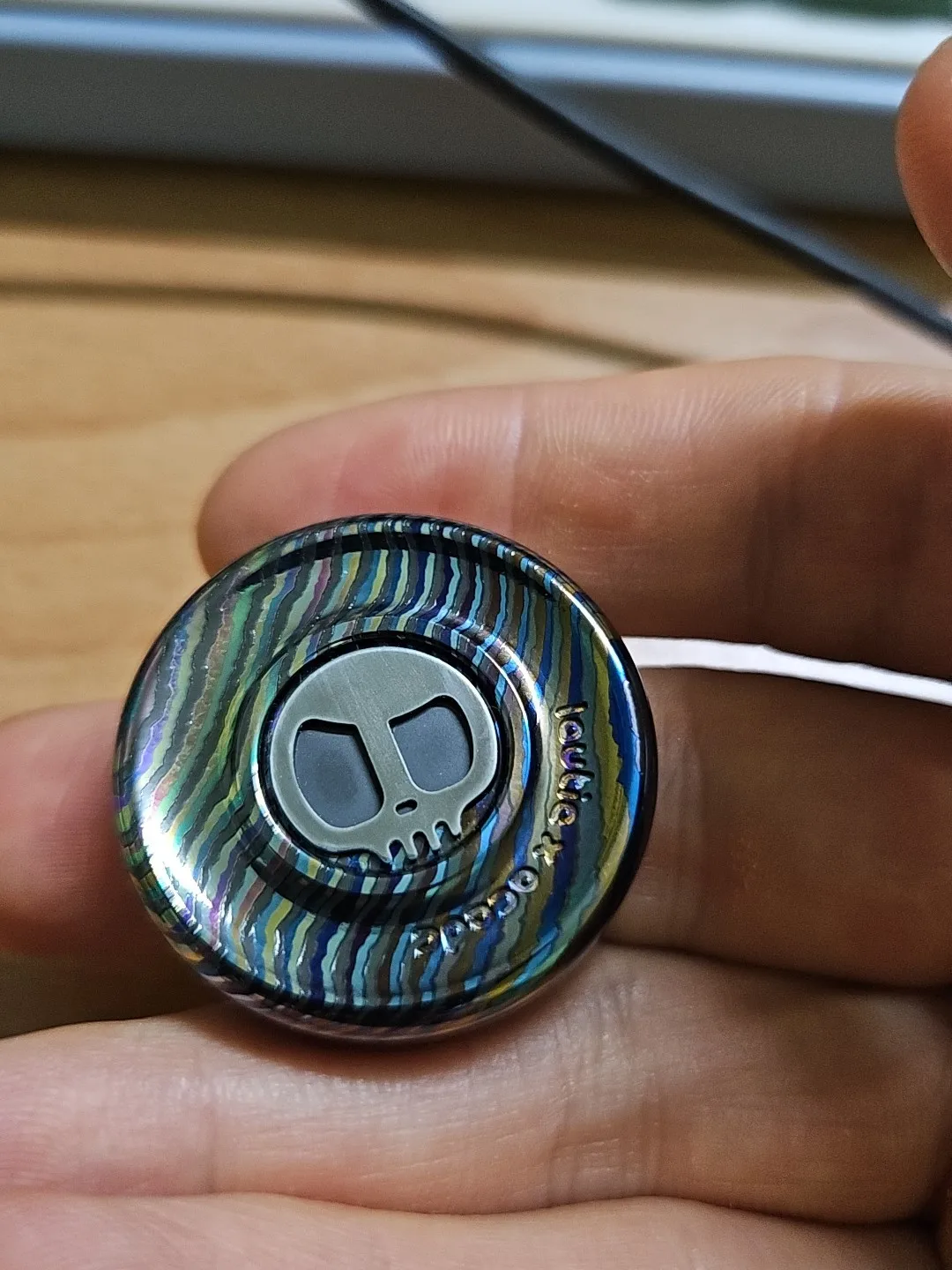 

Acedc связь старый слесарный Цирконий лошадь дьявол молоко крышка на палец откидная монета push card декомпрессия EDC