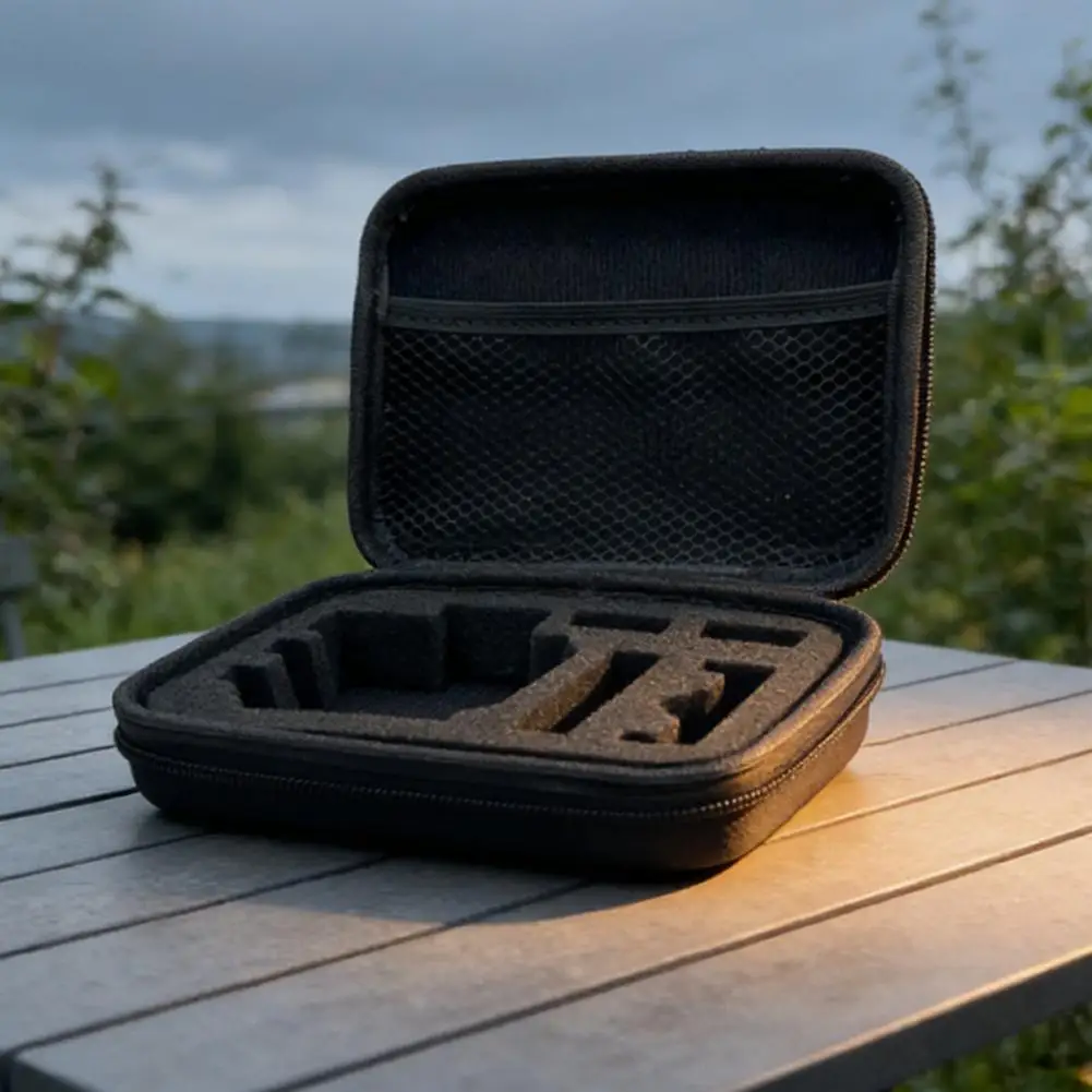 Étui de transport pour caméra d'action AKASO Brave 7 LE tenu à la main, protection compacte et résistante aux chocs