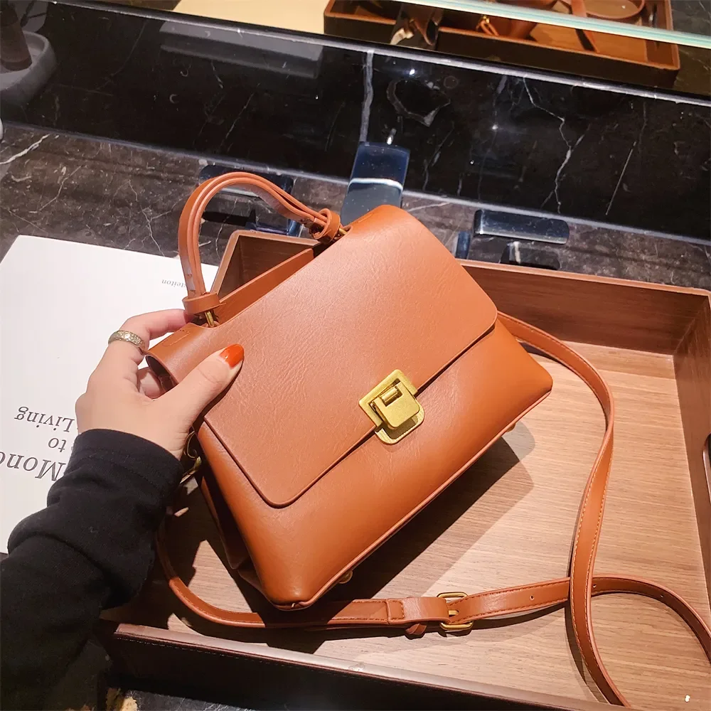 Retro-Handtaschen für Damen 2023, neue Designer-Umhängetasche, Klappenform, reine Farbe, Schulter-Umhängetaschen mit goldener Haspe_voghion.com
