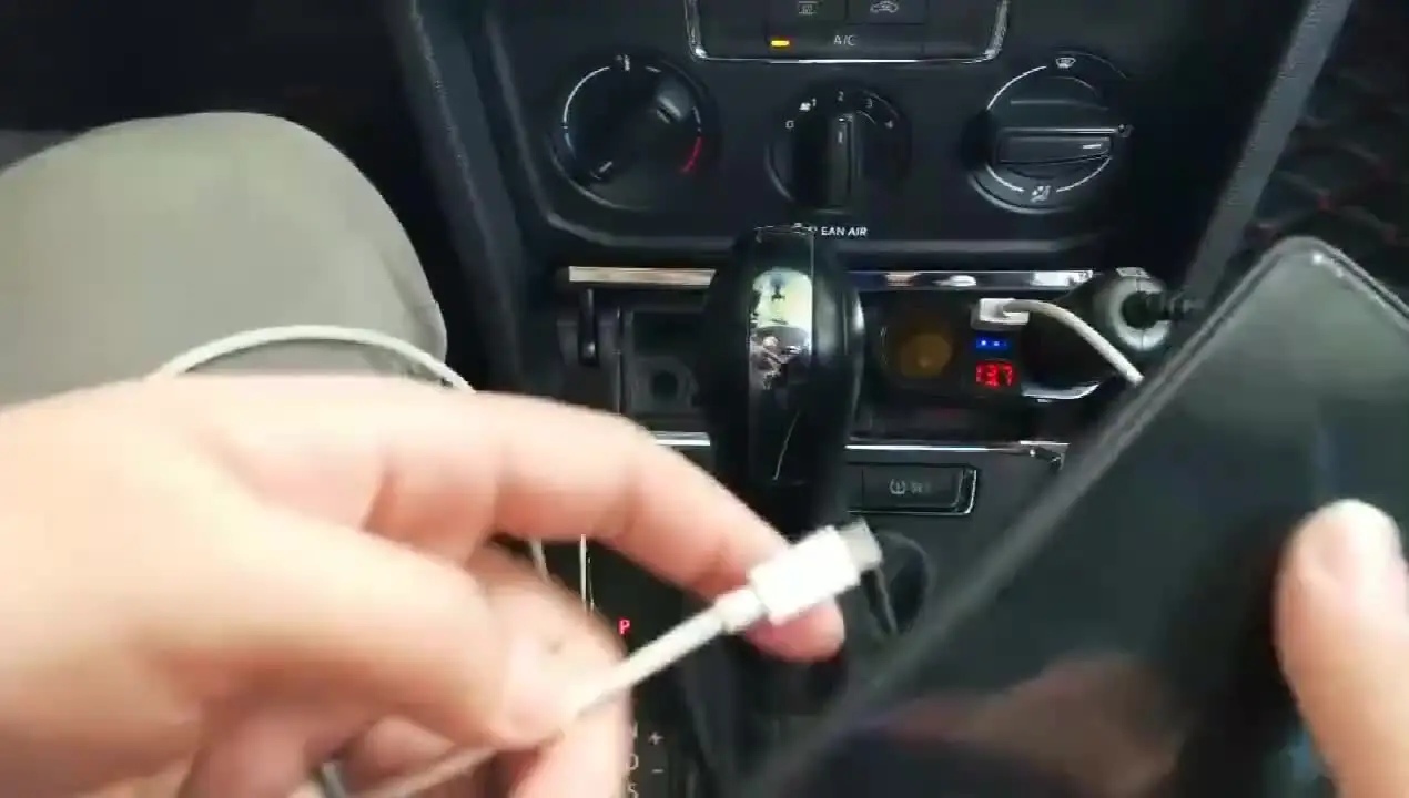 Adattatore accendisigari per auto 9 in 1, 3 porte USB-C, caricabatterie USB con voltmetro, presa 12V/24V, ricarica rapida | Leroy Merlin