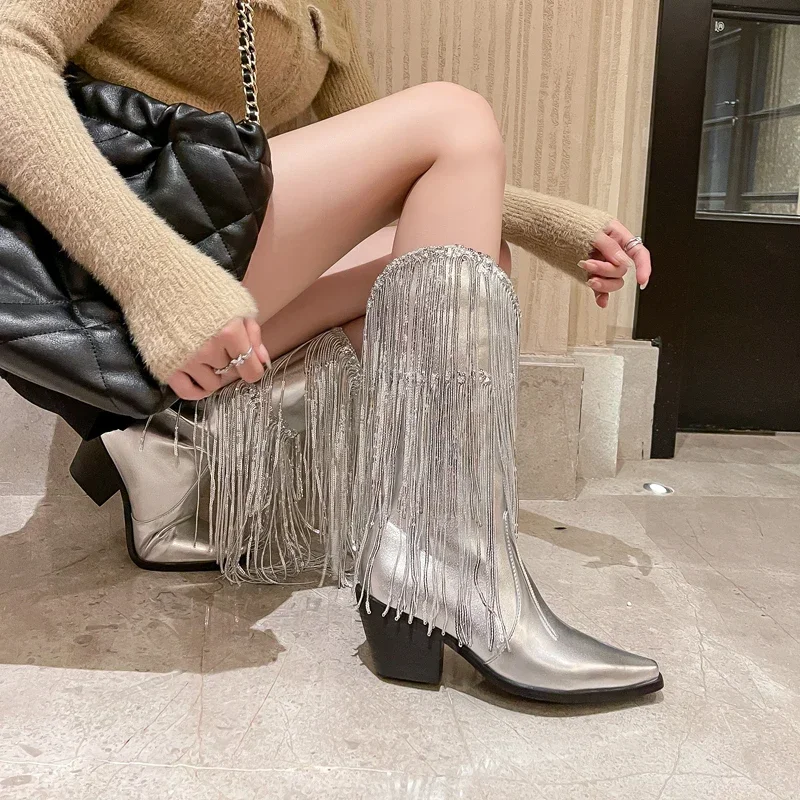 

Блестящие женские ботинки на толстом каблуке, с кисточками
