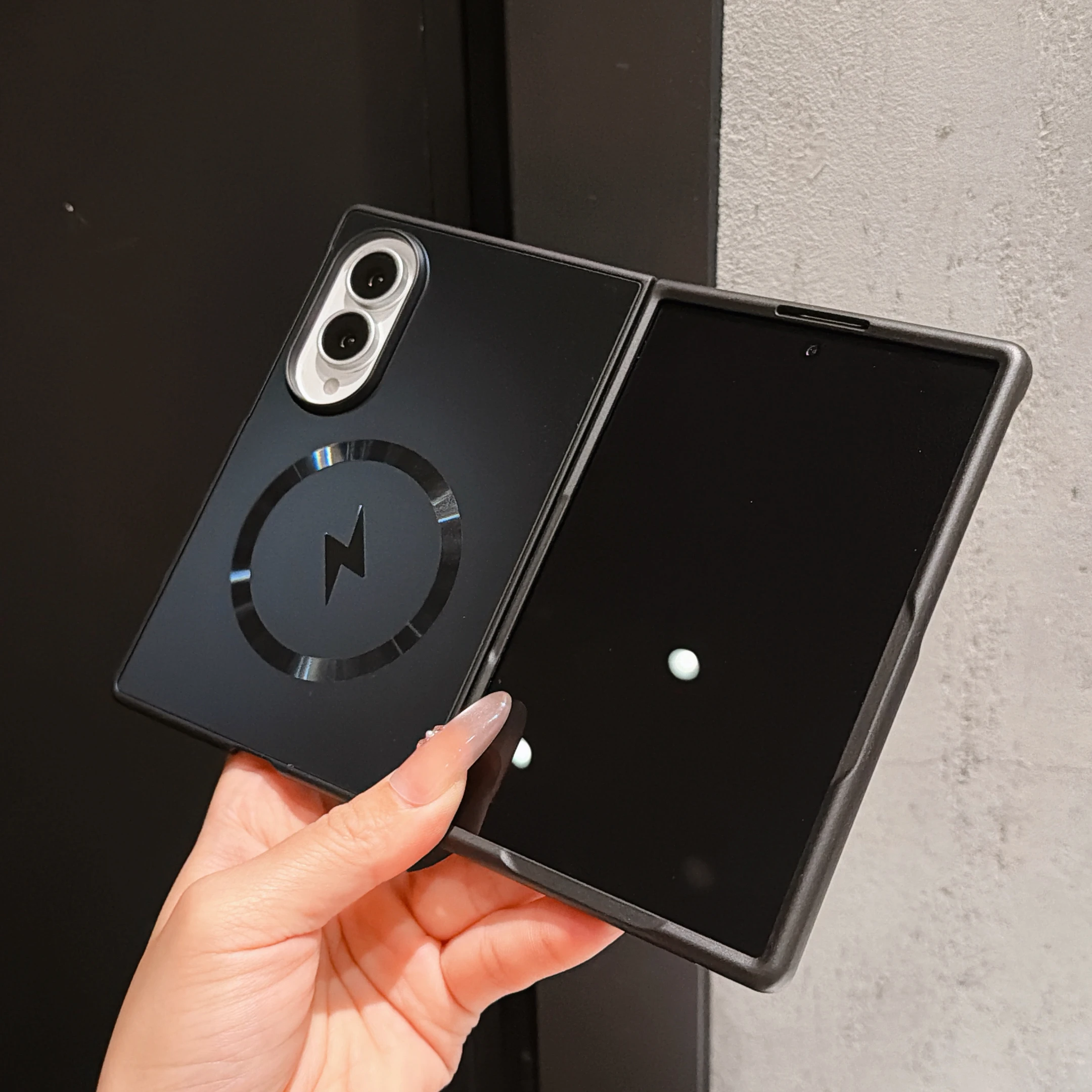 Ultra-Slim Metallic Magnetic Phone Case – Wide Shockproof, Magsafe-Compatible, Comfortable Grip, Wear-Resistant Cover