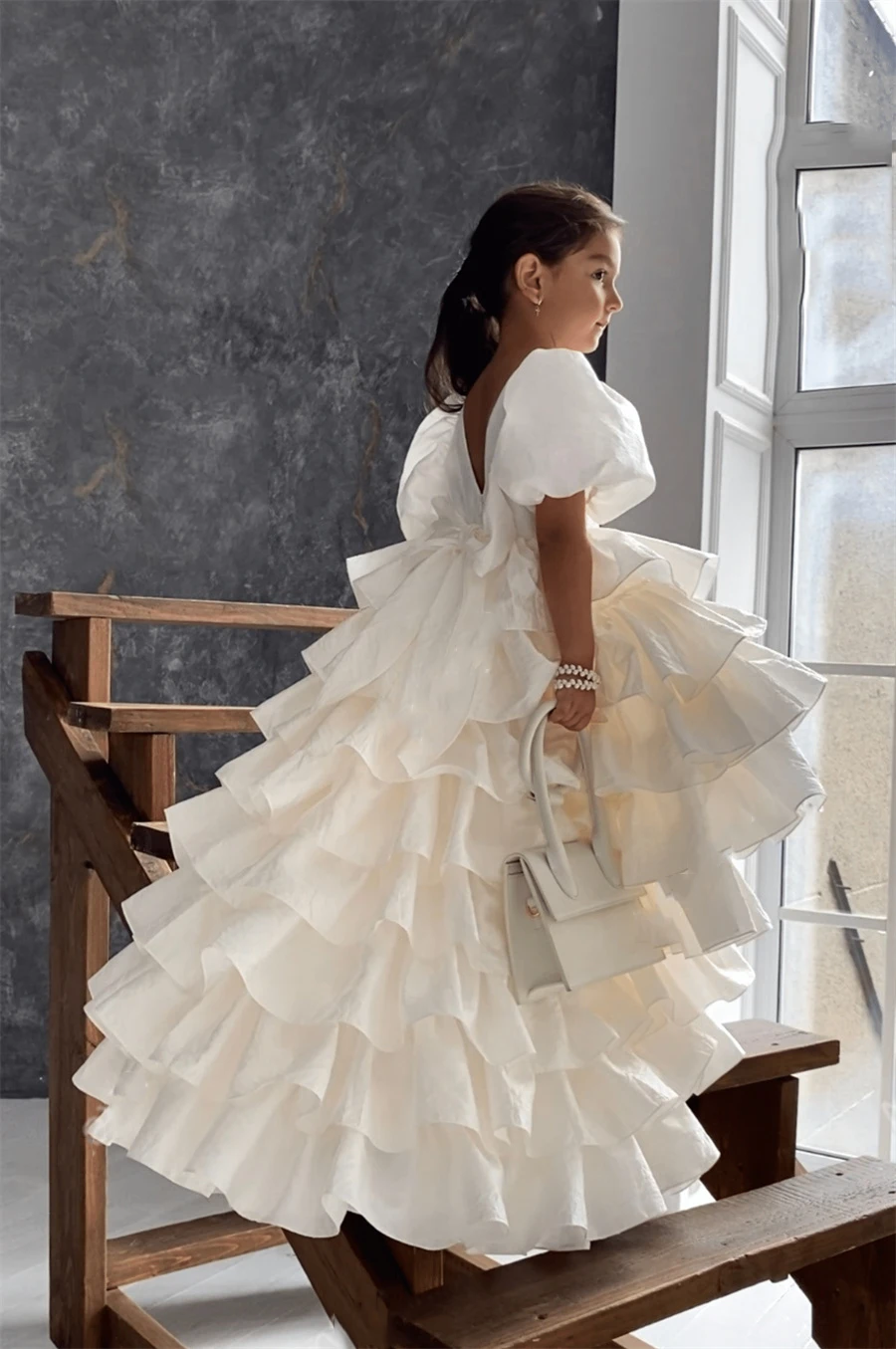 

Ivory Flower Girl Dresses for Wedding Party Tiered Short Sleeves Puffy First Communion Ball Gown First Chrismas Ball Gowns