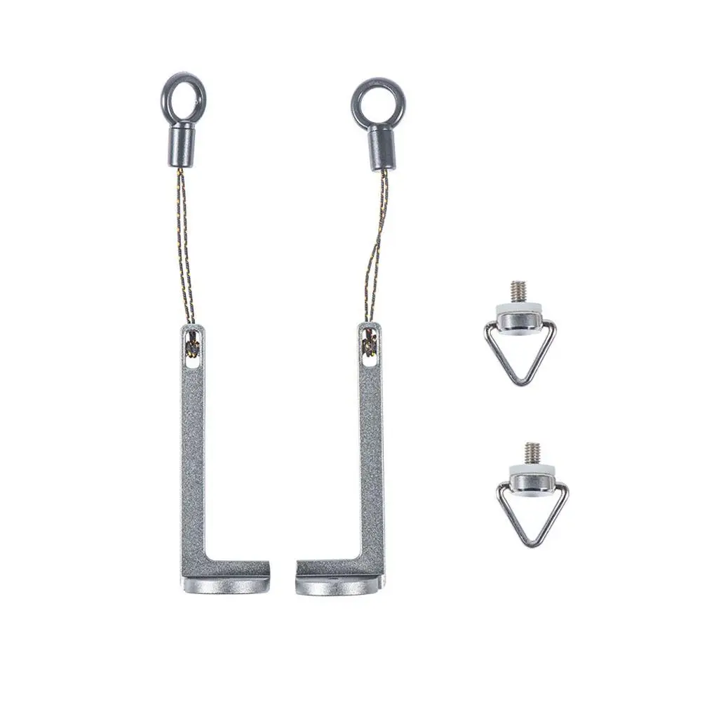 Sangle d'équilibre enroulée à côté de la télécommande DJI Mini 4 Pro, accessoire pratique.