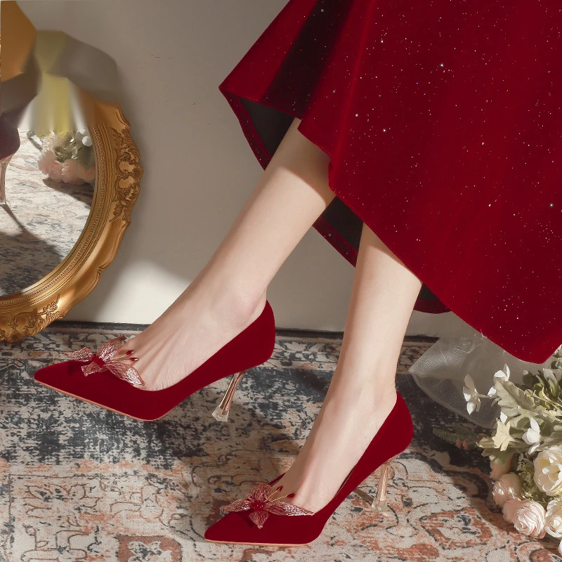 Hochzeitsschuhe Xiuhe Hochzeitskleid Zwei trägt Brautschuhe Frühling und Sommer Blume dünne Absätze rote spitze High Heels weiblich_voghion.com