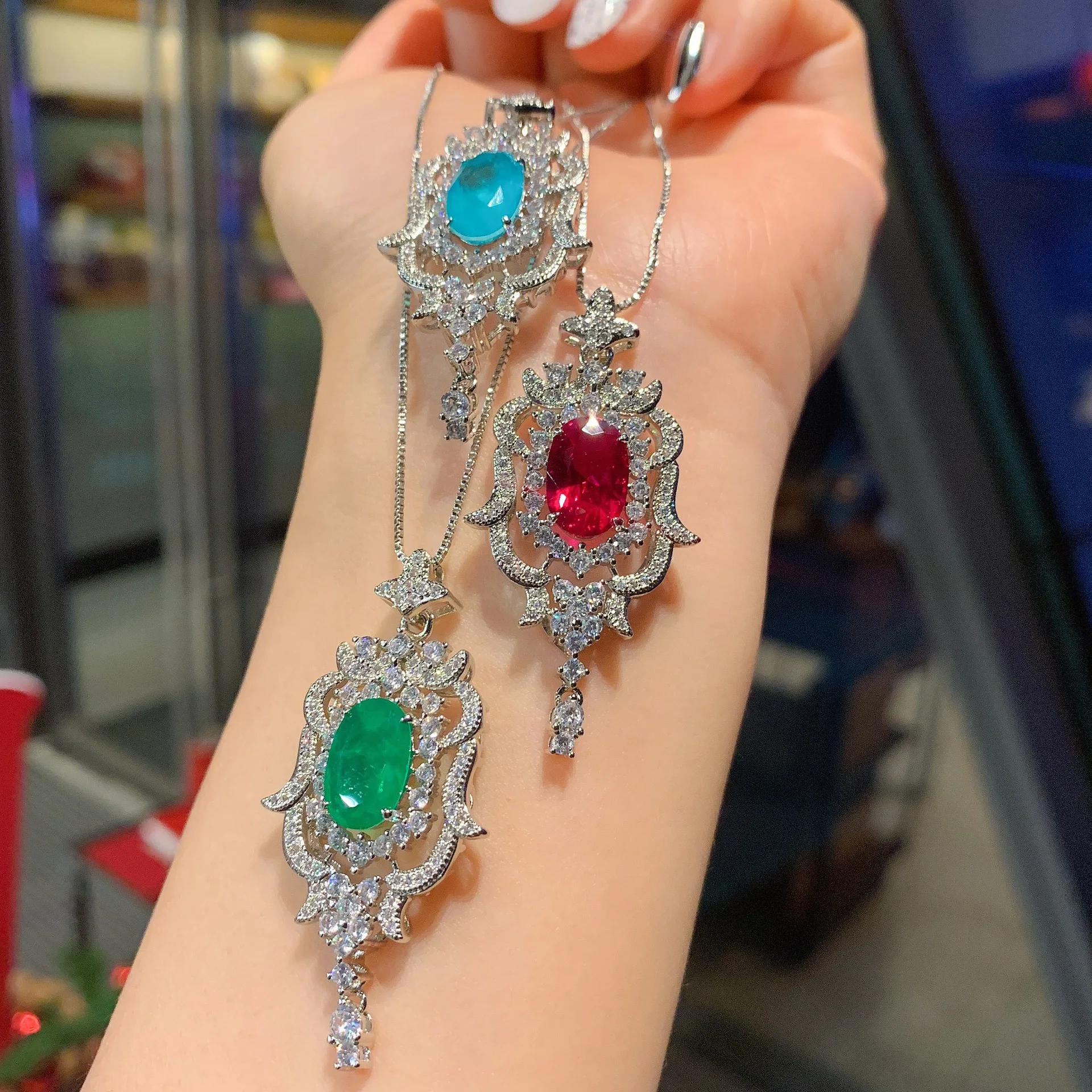 

2023 New Creative Wind Chimes Tassel Pendant Necklace Women Jewelry Emerald Paraiba High Carbon Diamond Party Banquet Gift