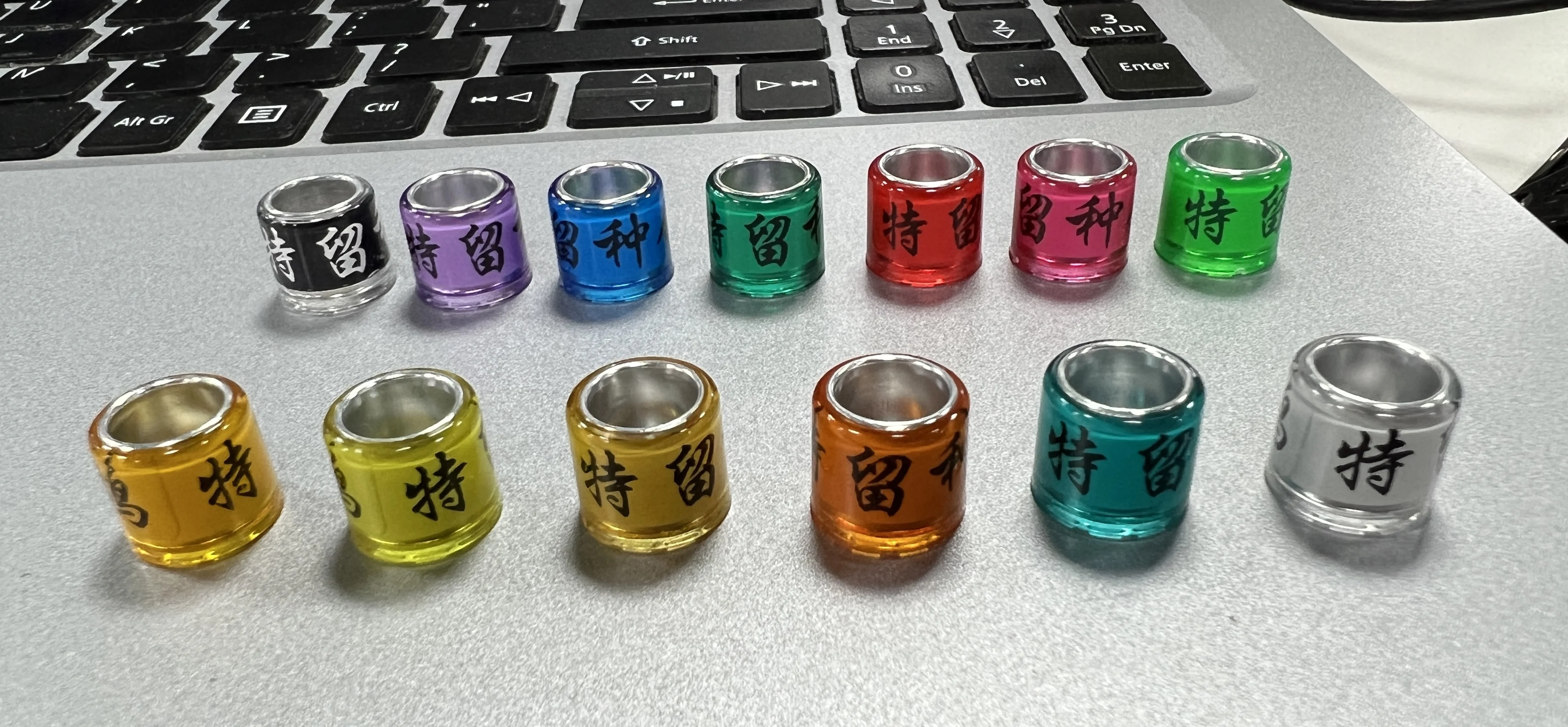 2026 8MM 비둘기 반지 잔디 녹색 FCC 001-100 큰 글자